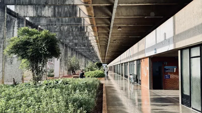 Estudantes utilizando tecnologia