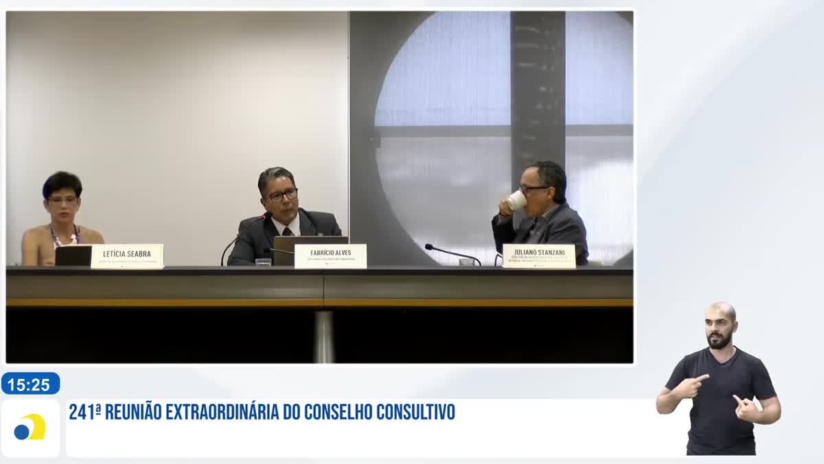 Mesa da 241ª Reunião com o diretor Juliano Stanzani, do Ministério das Comunicações